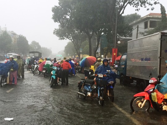 Mỹ[-]Tho:[-]Mưa[-]suốt[-]2[-]giờ,[-]đường[-]thành[-]sông